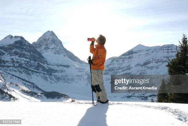 backcountry skiër drinkt uit bidon. - ski pants stockfoto's en -beelden