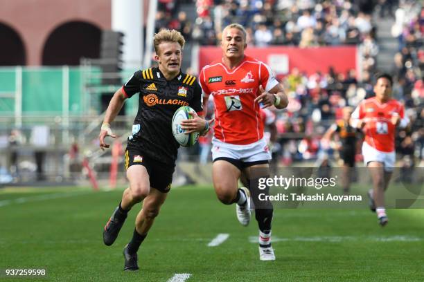 Damian McKenzie of the Chiefs breaks away to score a try against Sunwolve during the Super Rugby match between Sunwolves and Chiefs at Prince...