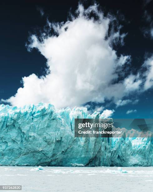 アルゼンチンのペリト ・ モレノ氷河 - glacier collapsing ストックフォトと画像