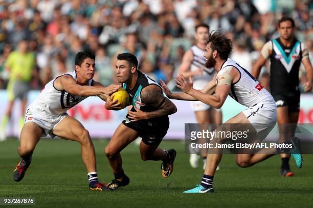 Chad Wingard of the Power out marks Bailey Banfield and Connor Blakely of the Dockers during the 2018 AFL round 01 match between the Port Adelaide...