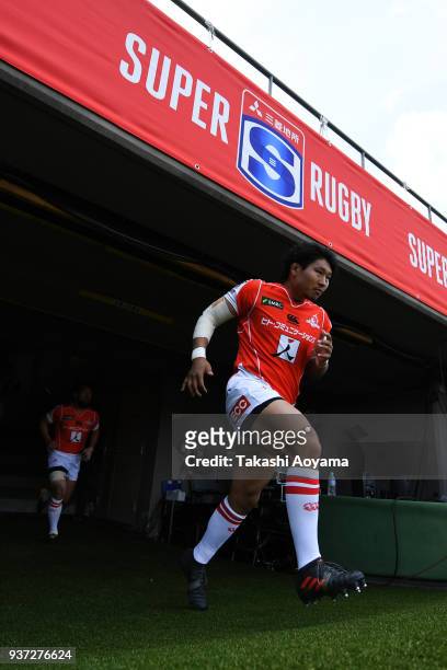 Keita Inagaki of the Sunwolves run onto the filed prior to the Super Rugby match between Sunwolves and Chiefs at Prince Chichibu Memorial Groound on...