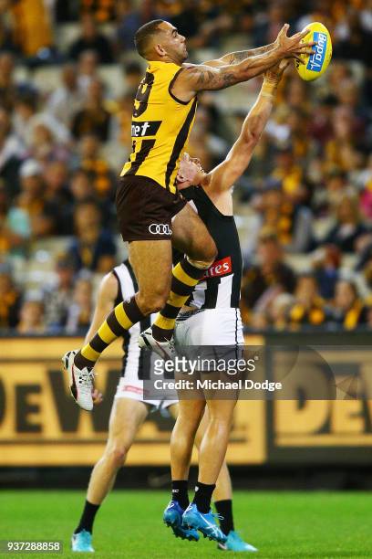 Shaun Burgoyne of the Hawks competes for the ball over Adam Treloar of the Magpies during the round one AFL match between the Hawthorn Hawks and the...