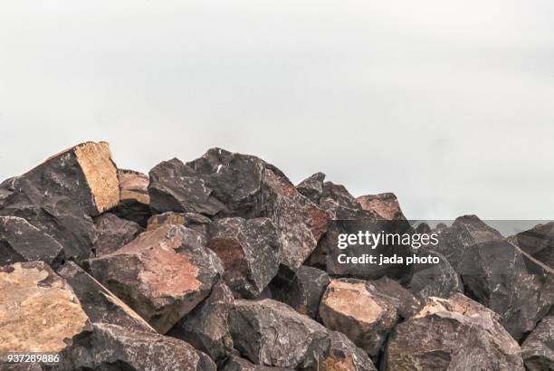 huge heap with boulders - roca fotografías e imágenes de stock