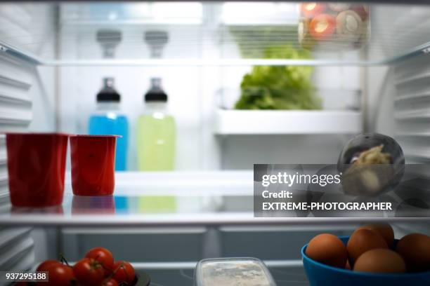 voedsel in de koelkast - inside fridge stockfoto's en -beelden