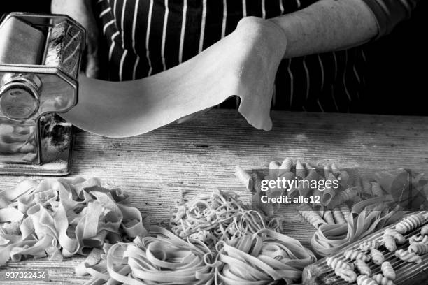 selbstgemachte pasta - schwarz weiss stock-fotos und bilder