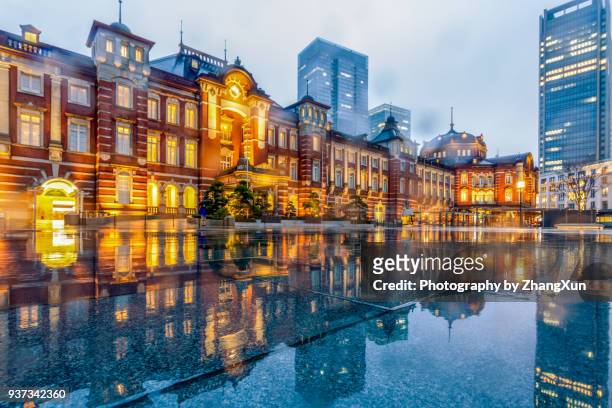 tokyo city in the rain at night. - tokyo station stock-fotos und bilder
