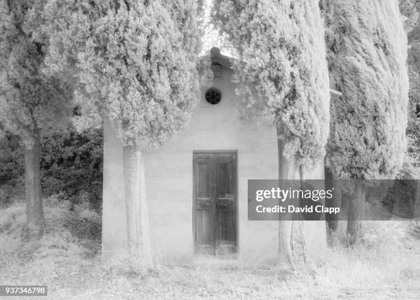 small chapel in lucignano d'asso in tuscany, italy - lucignano d'asso stock pictures, royalty-free photos & images