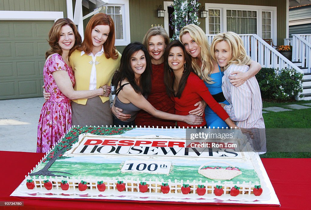 HOUSEWIVES - The cast and crew on the set of "Desperate Housewives ...