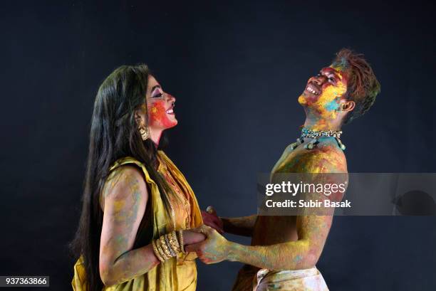 couple celebrating holi with colors. - subir basak stockfoto's en -beelden