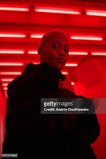 portrait of young woman in neon light - andriy onufriyenko stockfoto's en -beelden