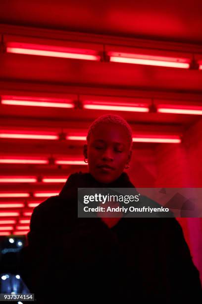 portrait of young woman in neon light - andriy onufriyenko stockfoto's en -beelden