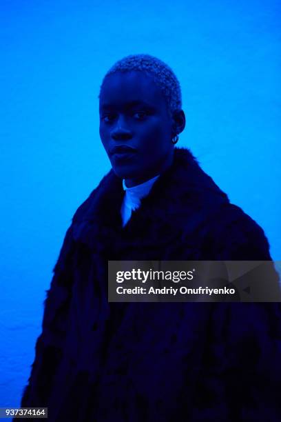 portrait of young woman in neon light - andriy onufriyenko stockfoto's en -beelden