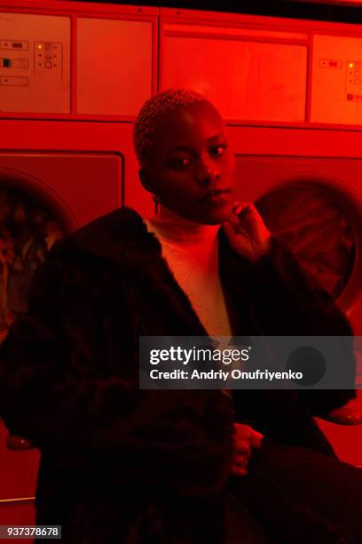 portrait of young woman in neon light - tube néon photos et images de collection