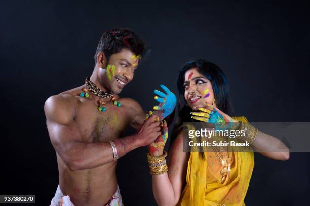 couple celebrating holi with colors. - subir basak stockfoto's en -beelden