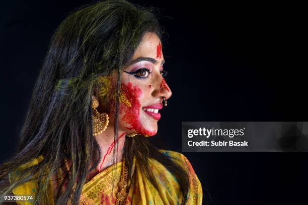 portrait of an indian woman celebrating holi festival. - subir basak stockfoto's en -beelden