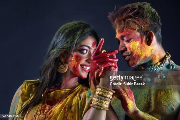 couple celebrating holi with colors. - subir basak stockfoto's en -beelden