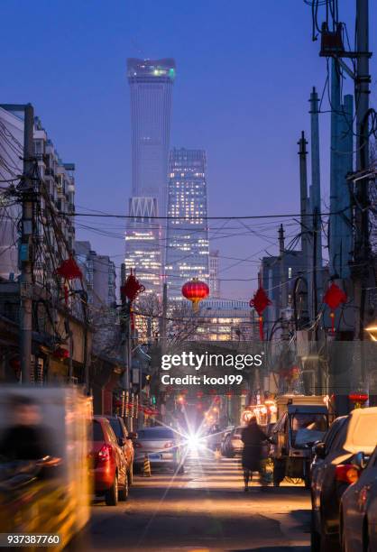 contrasto tradizionale e moderno - pechino foto e immagini stock