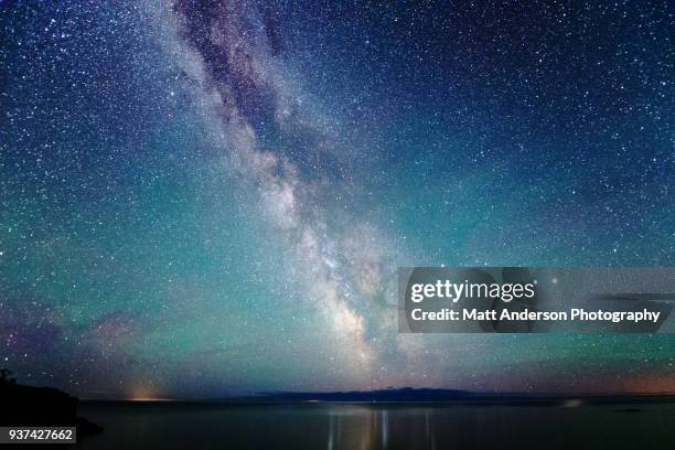 milky way night sky with air glow light - estrela cadente imagens e fotografias de stock