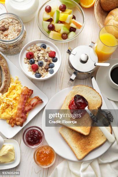 ontbijt: ontbijt tabel stilleven - buffet stockfoto's en -beelden