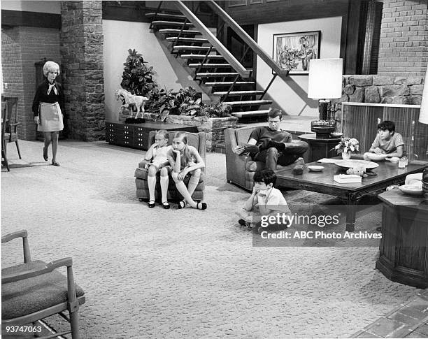 Dear Libby" - Season One - 10/3/69, A newspaper article led Jan , Marcia , Bobby and Peter to believe that they were breaking up their parents' new...