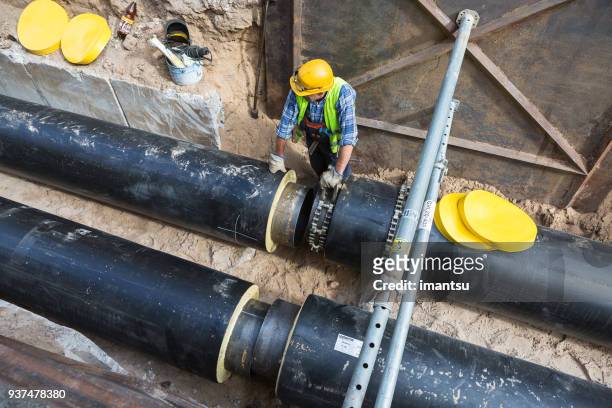 heat pipe vervanging werken - baltische landen stockfoto's en -beelden