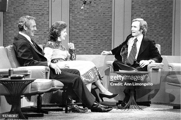 Paul Newman and wife Joanne Woodward chatted with host Dick Cavett.,