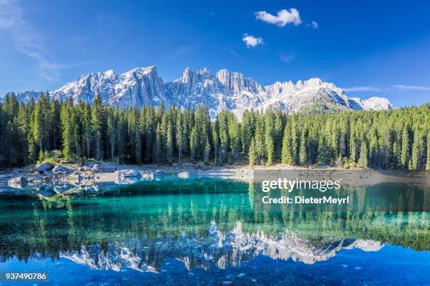 lago di carezza en primavera - lago de carezza fotografías e imágenes de stock