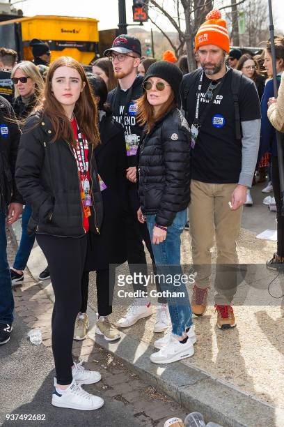 Liv Freundlich, Caleb Freundlich, Julianne Moore and Bart Freundlich attend the March For Our Lives on March 24, 2018 in Washington City.