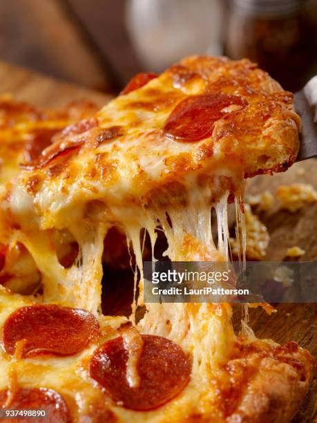 pizza de pepperoni cheesy - pizza fotografías e imágenes de stock