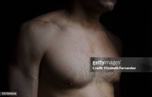 midsection of man bare shoulder - over shoulder man stockfoto's en -beelden