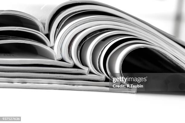 stack of magazines - blank magazine ad stock-fotos und bilder