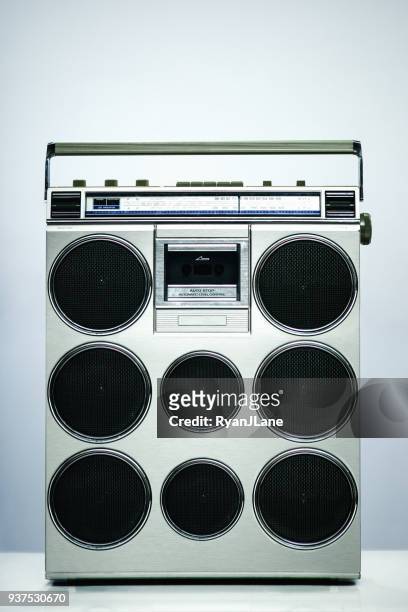 mis à jour le vintage boombox stéréo personnelle - personal stereo photos et images de collection