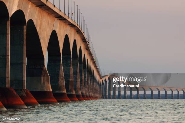 confederation bridge - new brunswick canada stockfoto's en -beelden