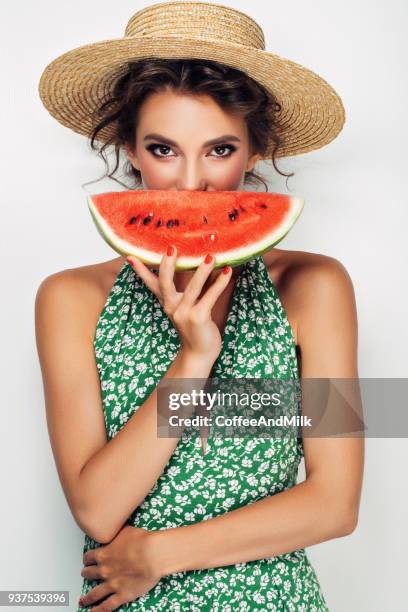 vrouw met water meloen - young woman healthy eating stockfoto's en -beelden