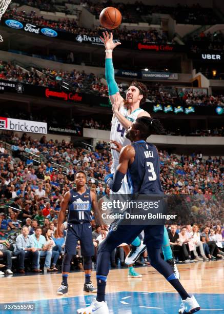 Frank Kaminsky of the Charlotte Hornets shoots the ball against the Dallas Mavericks on March 24, 2018 at the American Airlines Center in Dallas,...