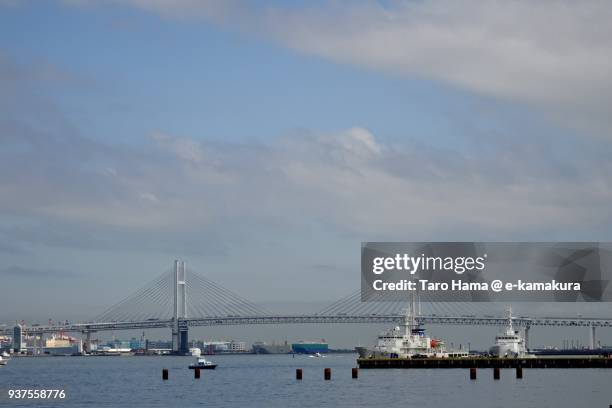 yokohama bay bridge and yokohama harbor in yokohama minatomirai area in yokohama city in kanagawa prefecture in japan - yokohama brücke stock-fotos und bilder