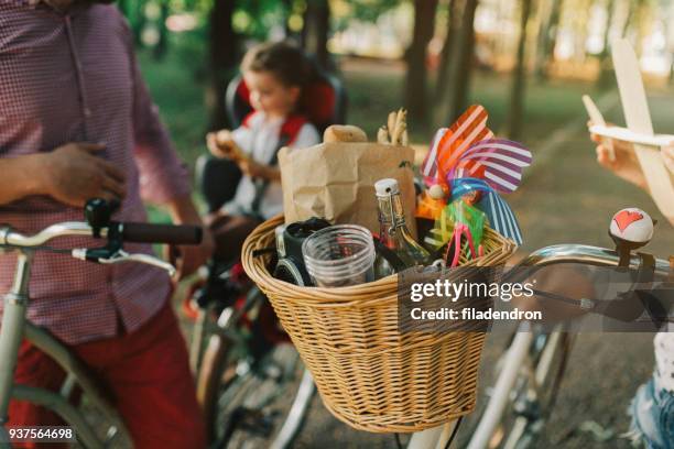 fiets mand vol boodschappen - familie fietsen close up stockfoto's en -beelden