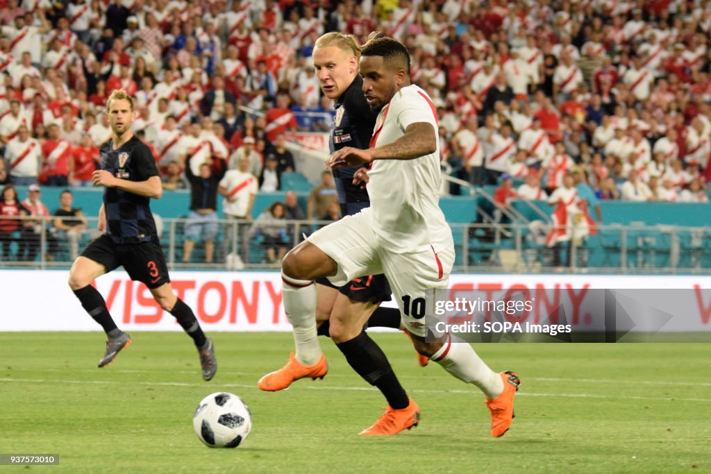 Edison Flores against attack against Domagoj Vida who could...