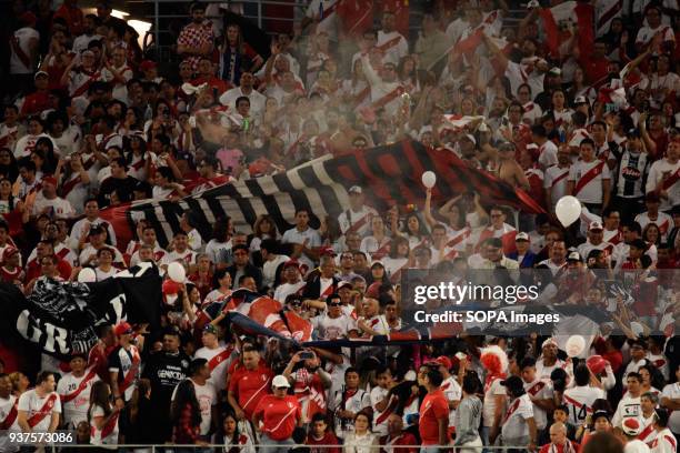 The supporters of Peru were present at the Hard Rock Stadium filling most of them and making a show to receive their team who was 32 years old...