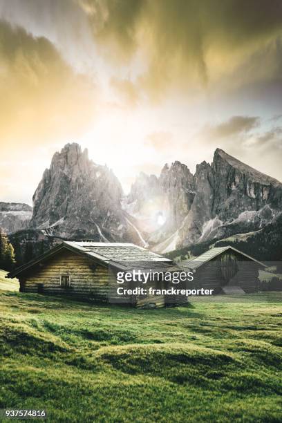 tirol-südblick mit alpen im hintergrund - alpine lodge stock-fotos und bilder