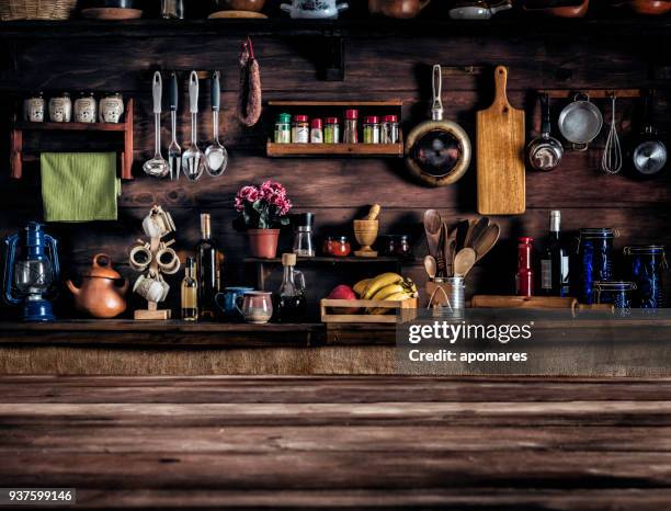 real cocina rústica con utensilios para cocinar. mesa en primer plano con espacio de copia - rústico fotografías e imágenes de stock