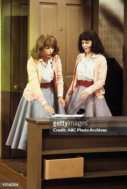 Laverne and Shirley Move In" 11/28/78 Penny Marshall, Cindy Williams