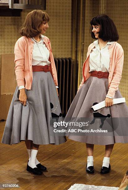 Laverne and Shirley Move In" 11/28/78 Penny Marshall, Cindy Williams