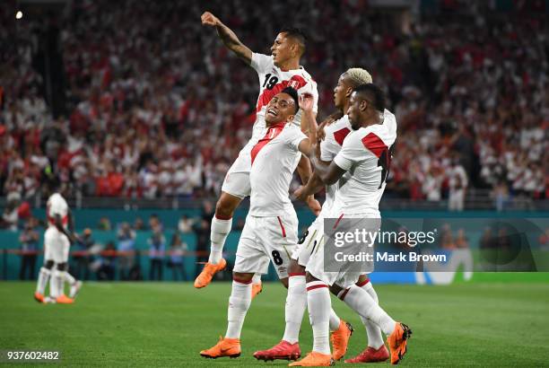 Andre Carrillo of Peru celebrates with teammates Christian Cueva, Jefferson Farfan and Yoshimar Yotun after scoring the first goal of his team during...