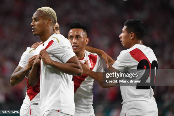 Andre Carrillo of Peru celebrates with teammates Christian Cueva, Jefferson Farfan and Yoshimar Yotun after scoring the first goal of his team during...