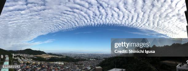 アーチ型の白い雲と青い空 - 巻積雲 ストックフォトと画像