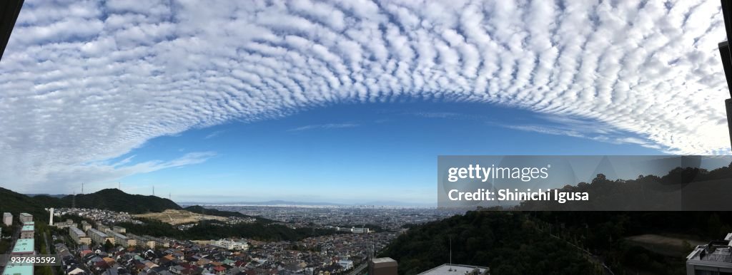 アーチ型の白い雲と青い空