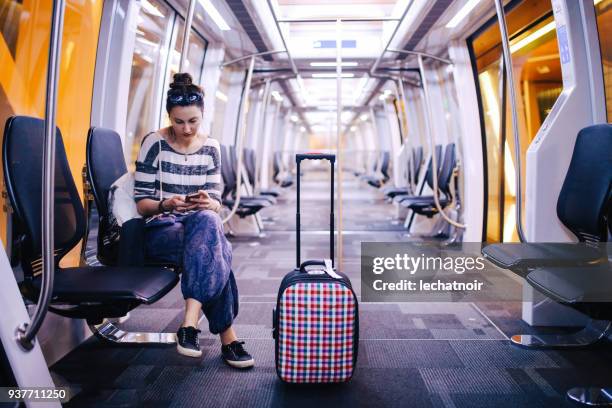 frau mit einem koffer alleine auf die katar-flughafen-shuttle-bus unterwegs - airport bus stock-fotos und bilder