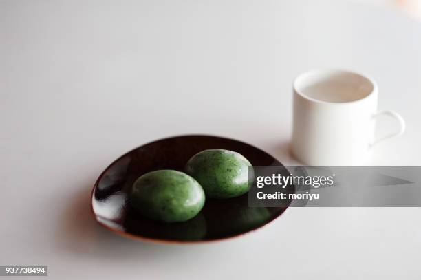 mugwort rice cake - japanese sweet stock-fotos und bilder