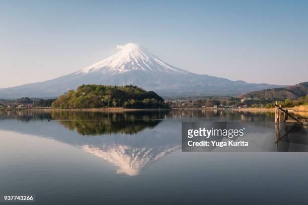 mt. fuji reflected in lake kawaguchi - yamanashi prefecture 個照片及圖片檔